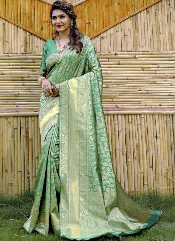 Garb These Party Wear Saree in Fine Colored.These Saree And Blouse is Fabricated On Banarasi Silk Pair.Its Beautified With Weaving Jacquard Designer.