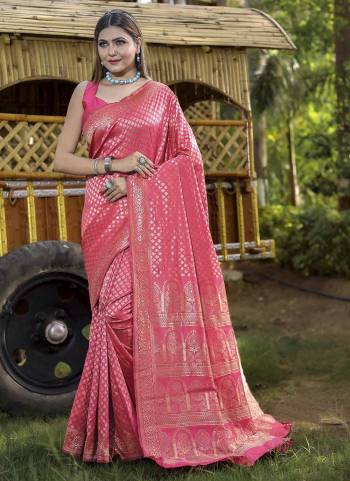 Garb These Party Wear Saree in Fine Colored.These Saree And Blouse is Fabricated On Banarasi Silk Pair.Its Beautified With Weaving Jacquard Designer.