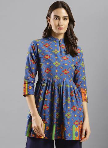 Attrective These Beautiful Looking Readymade Short Kurti.These Kurtis Fabricated On Cotton.Its Beautified With Designer Printed.