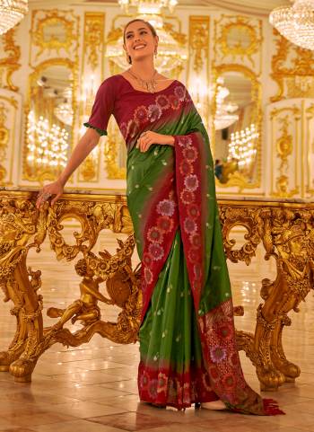 Looking These Party Wear Traditional Saree in Fine Colored.These Saree And Blouse is Fabricated On Banarasi Silk.Its Beautified With Weaving Jacquard Designer.