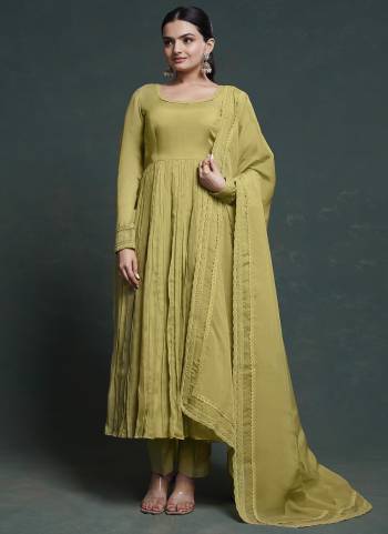 Garb These Beautiful Looking Readymade Top And Bottom With Dupatta.These Top And Dupatta Are Organza And Cotton Bottom Fabricated.Its Beautified With Solid With Hand Disigner.