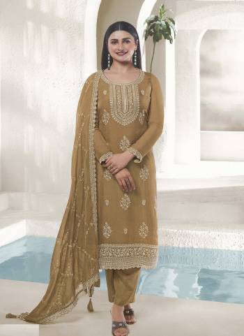 Garb These Designer Salwar Suit in Fine Colored Pair With Bottom And Dupatta.These Top Are Organza And Dupatta Are Fabricated On Organza Pair With Santoon Bottom.Its Beautified With Santoon Inner.Its Beautified With Heavy Designer Embroidery Work.