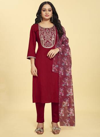 Attrective These Party Wear Salwar Suit in Fine Colored Pair With Bottom And Dupatta.These Top Are Silk And Dupatta Are Organza And Pair With Silk Bottom.Its Beautified With Designer Embroidery Work With Digital Printed Dupatta.