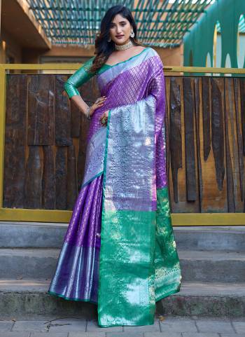 Attrective These Party Wear Saree in Fine Colored.These Saree And Blouse is Fabricated On Banarasi Handloom Silk.Its Beautified With Weavon Jari Designer.