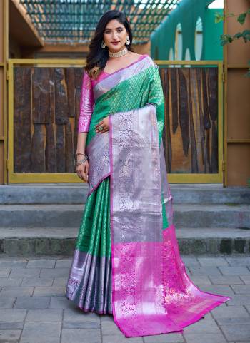 Attrective These Party Wear Saree in Fine Colored.These Saree And Blouse is Fabricated On Banarasi Handloom Silk.Its Beautified With Weavon Jari Designer.