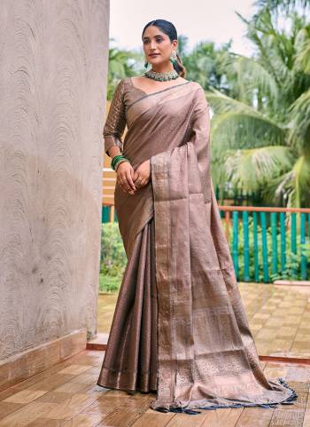 Attrective These Party Wear Saree in Fine Colored.These Saree And Blouse is Fabricated On Kanjivaram Silk.Its Beautified With Weavon Copper Jari Designer.