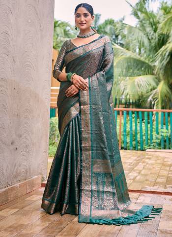 Attrective These Party Wear Saree in Fine Colored.These Saree And Blouse is Fabricated On Kanjivaram Silk.Its Beautified With Weavon Copper Jari Designer.