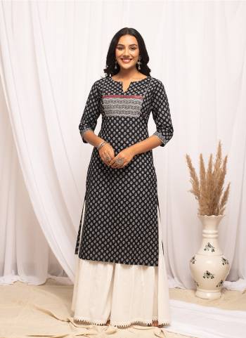 Garb These Beautiful Looking Readymade Kurti.These Kurti Are Fabricated On Cotton.Its Beautified With Designer Printed.