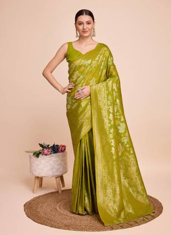 Garb This Partywear Saree Paired With Blouse.This Saree And Blouse Are Handloom Silk Based Fabric With Weaving Copper Jari Designer. Buy This Pretty Saree Now.