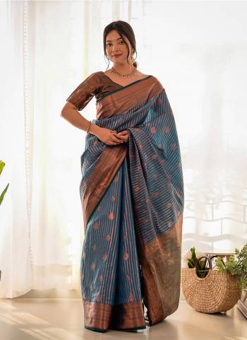 Garb These Party Wear Saree in Fine Colored.These Saree And Blouse is Fabricated On Kanjivaram Silk.Its Beautified With Weavon Copper Jari Designer.