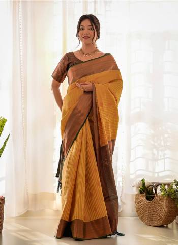 Garb These Party Wear Saree in Fine Colored.These Saree And Blouse is Fabricated On Kanjivaram Silk.Its Beautified With Weavon Copper Jari Designer.