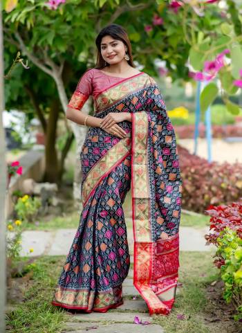 Attrective These Festive Wear Saree in Fine Colored.These Saree And Blouse is Fabricated On Banarasi Silk.Its Beautified With Wevon Meenakari Designer.