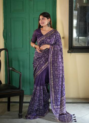 Garb These Festive Wear Saree in Fine Colored.These Saree And Blouse is Fabricated On Tussar Silk.Its Beautified With Designer Bati Printed With Floral Embroidery Work.