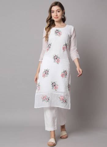 Garb These Beautiful Looking Readymade Kurti.These Kurti is Fabricated On Georgette.Its Beautified With Designer Thread Embroidery Work.