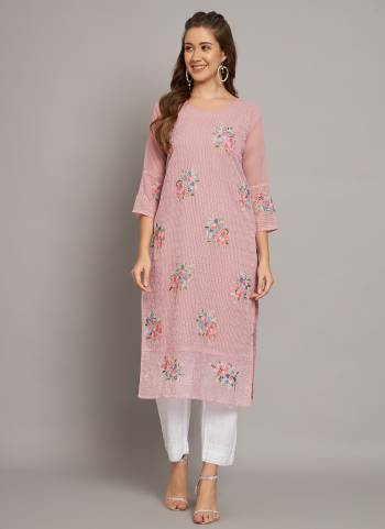 Garb These Beautiful Looking Readymade Kurti.These Kurti is Fabricated On Georgette.Its Beautified With Designer Thread Embroidery Work.