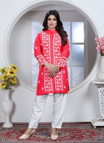 Garb These Beautiful Looking Readymade Kurti.These Kurti is Fabricated On Rayon.Its Beautified With Designer Chikankari Embroidery Work.