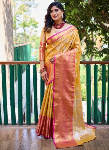 Garb These Party Wear Saree in Fine Colored.These Saree And Blouse is Fabricated On Banarasi Handloom Silk.Its Beautified With Weavon Jari Designer.