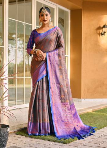 Garb These Party Wear Saree in Fine Colored.These Saree And Blouse is Fabricated On Kanchi Silk.Its Beautified With Weavon Jari Designer.