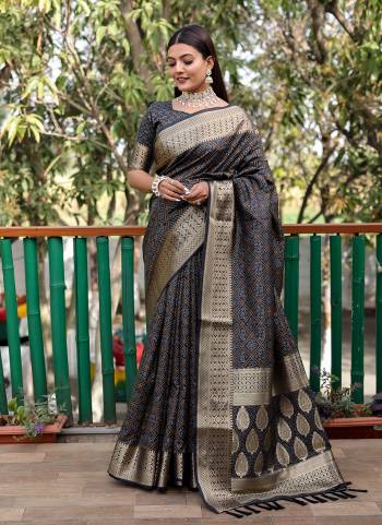 Atrective These Festive Wear Saree in Fine Colored.These Saree And Blouse is Fabricated On Handloom Silk.Its Beautified With Weaving Bandhej Patola Designer.