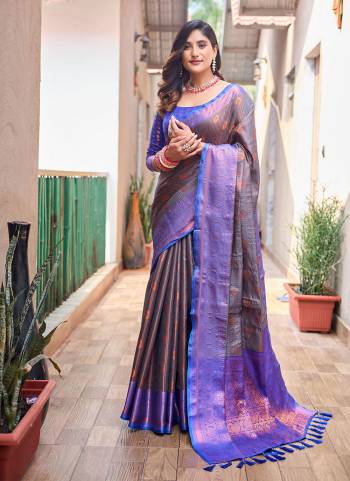 Garb These Party Wear Saree in Fine Colored.These Saree And Blouse is Fabricated On Kanchi Silk.Its Beautified With Weavon Jari Designer.