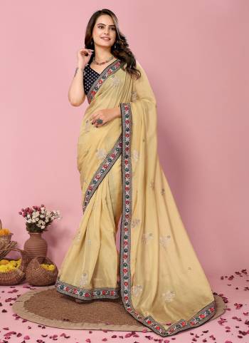 Looking These Party Wear Saree in Fine Colored.These Saree Are Organza And Blouse is Art Silk Fabricated.Its Beautified With Designer Coding,Sequance Embroidery Work With Printed Blouse.