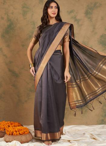 Attrective These Party Wear Saree in Fine Colored.These Saree And Blouse is Cotton Organza Fabricated.Its Beautified With Wevon Jari Pallu Border Designer.