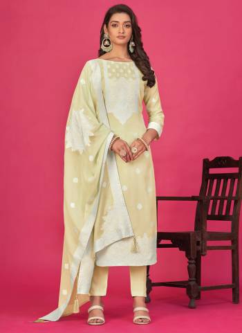 Garb These Suit in Fine Colored Pair With Bottom And Dupatta.These Top And Dupatta Are Fabricated On Organza Pair With Muslin Bottom.Its Beautified With Wevon Designer With Baadla Work.