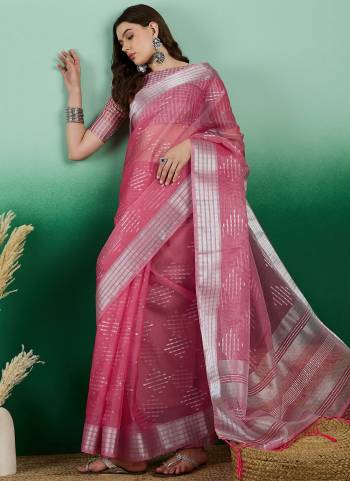 Garb These Party Wear Saree in Fine Colored.These Saree And Blouse Is Khadi Organza Fabricated.Its Beautified With Wevon Jacquard Designer.