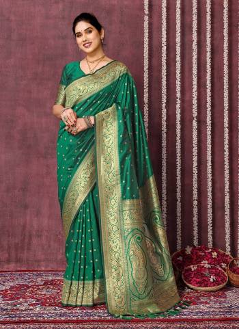 Attrective Look These Festive Wear Saree in Fine Colored.These Saree And Blouse is Fabricated On Silk Blend.Its Beautified With Weaving Jari Designer.