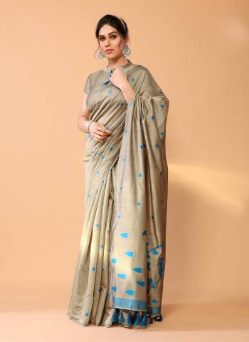 Garb These Festive Wear Saree in Fine Colored.These Saree And Blouse is Fabricated On Chanderi Silk.Its Beautified With Weaving Jari Designer.