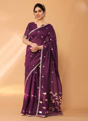 Garb These Festive Wear Saree in Fine Colored.These Saree And Blouse is Fabricated On Chanderi Silk.Its Beautified With Weaving Jari Designer.