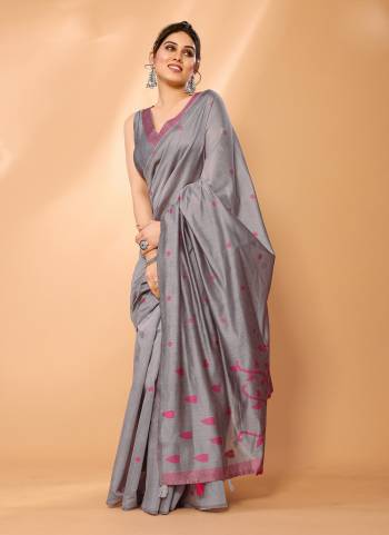 Garb These Festive Wear Saree in Fine Colored.These Saree And Blouse is Fabricated On Chanderi Silk.Its Beautified With Weaving Jari Designer.