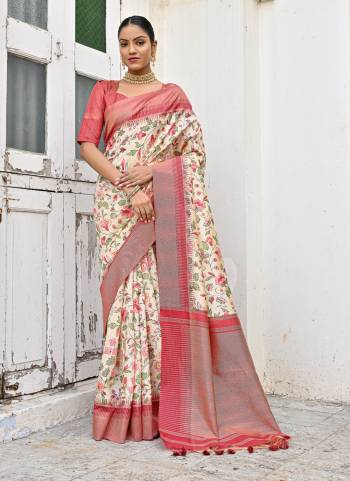 Garb These Festive Wear Saree in Fine Colored.These Saree And Blouse is Fabricated On Tussar Silk.Its Beautified With Wevon Pallu Border Designer With Printed.