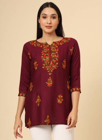 Garb These Beautiful Looking Readymade Short Kurti.These Kurti is Fabricated On Rayon.Its Beautified With Designer Chikankari Thread Embroidery Work.