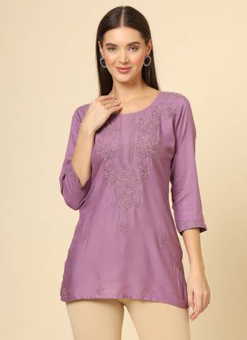 Looking These Beautiful Looking Readymade Short Kurti.These Kurti is Fabricated On Rayon.Its Beautified With Designer Lucknowi Chikankari Thread Embroidery Work.