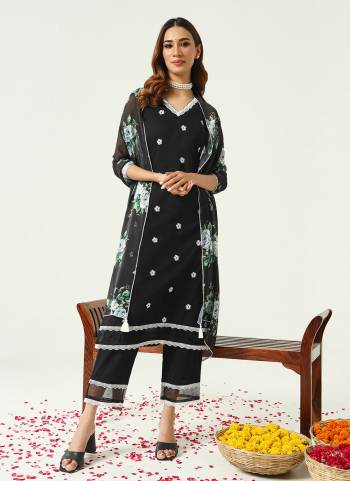 Garb These Beautiful Looking Readymade Suits.These Top And Bottom Are Cotton And Dupatta Are Cotton Fabricated.Its Beautified With Disigner Printed.