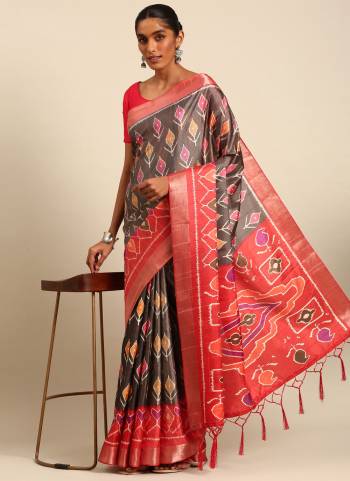 Looking These Fastive Wear Saree in Fine Colored.These Saree And Blouse is Fabricated On Cotton.Its Beautified With Weavon Designer Borser With Digital Printed.