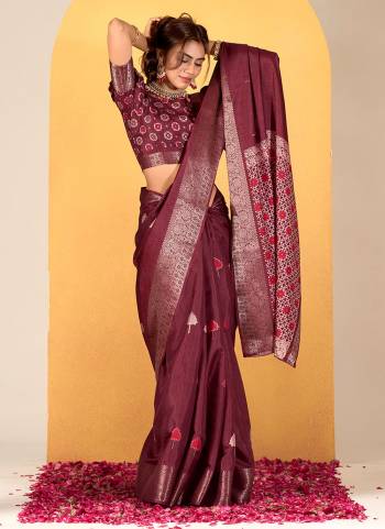 Looking These Party Wear Saree in Fine Dusty Colored.These Saree And Blouse is Fabricated On Dola Silk.Its Beautified With Weaving Designer With Foil Printed.