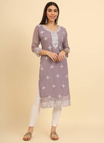 Garb These Beautiful Looking Readymade Kurti.These Kurti is Fabricated On Georgette.Its Beautified With Designer Lucknowi Chikankari Thread Embroidery Work.