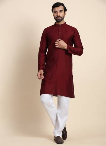 For A festive Wear,Grab These Readymade Kurta Payjama in Fine Colored.These Kurta is Fabricated On Viscose Rayon And Art Silk Bottom With Solid Pain Designer.Buy Now.