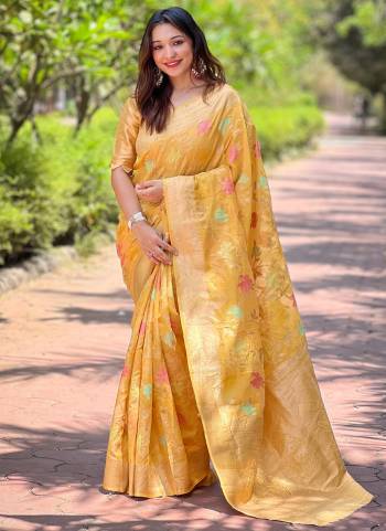 Attrective These Party Wear Saree in Fine Colored.These Saree And Blouse is Fabricated On Organza.Its Beautified With Weaving Meenakari Jaal Designer.