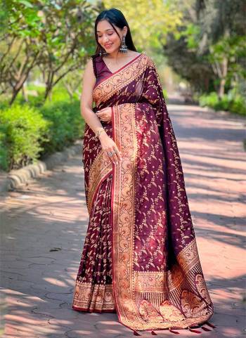  Looking These Party Wear Saree in Fine Colored.These Saree And Blouse is Fabricated On Banarasi Silk.Its Beautified With Weaving Jari Designer.