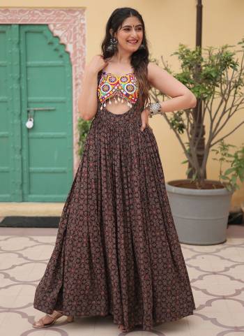 Garb These Beautiful Looking  Navratri Readymade Long Gown.These Gown is Fabricated On Cotton.Its Beautified With Designer Printed With Kutchi Gamthi Patch Work.