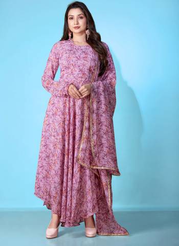 Grab These Beautiful Looking Readymade Long Kurti With Dupatta In Fine Colored.These Kurti And Dupatta is Fabricated On Georgette.Its Beautified With Designer Printed.