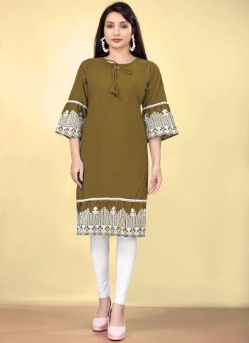 Looking These Beautiful Looking Readymade Kurti In Fine Colored.These Kurti is Fabricated On Cotton.Its Beautified With Designer Thread Embroidery Work.