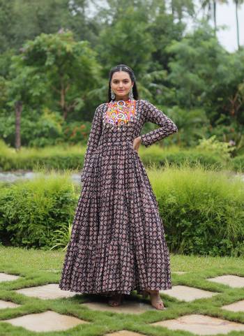 Garb These Beautiful Looking Navratri Readymade Long Gown.These Gown is Fabricated On Cotton.Its Beautified With Designer Printed With Kutchi Gamthi Patch Work.