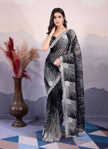 Looking These Party Wear Saree in Fine Colored.These Saree Are Twill Net And Blouse is Art Silk Fabricated.Its Beautified With Designer Sequance Embroidery Work.