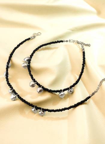 Looking These Beautifil Anklet Black Colored.These Anklet is Come Brass Material And Beautified With Crystal Beads Work.