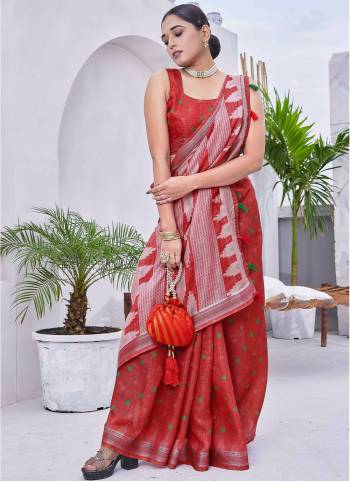 Looking These Fastival Wear Saree in Fine Colored.These Saree Are Linen Blend And Blouse is Linen Blend Fabricated.Its Beautified With Designer Digital Printed.