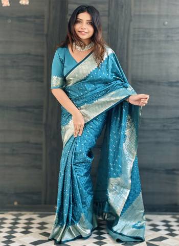 Garb These Party Wear Saree in Fine Colored.These Saree And Blouse is Fabricated On Banarasi Silk.Its Beautified With Weaving Jari Designer.